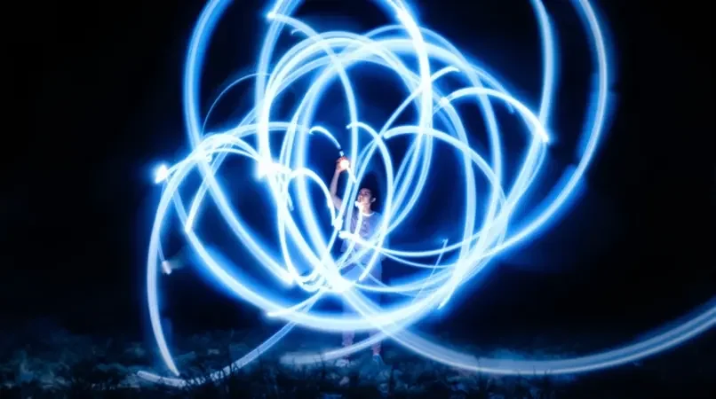 用光在夜空里画画，光绘摄影教程 - 人人美剧